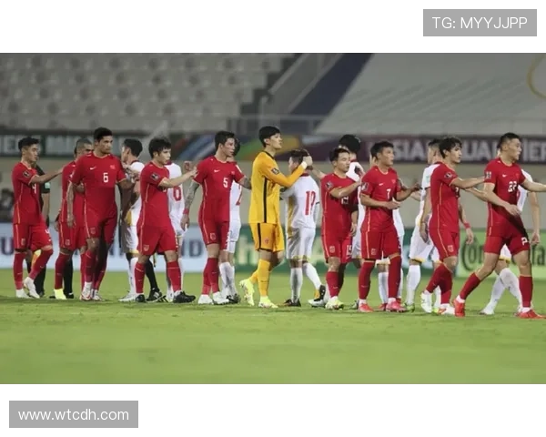 中国男足逆转取胜展现顽强斗志球迷高呼球队重燃世界杯出线希望 中国男足逆转取胜展现顽强斗志球迷高呼球队重燃世界杯出线希望