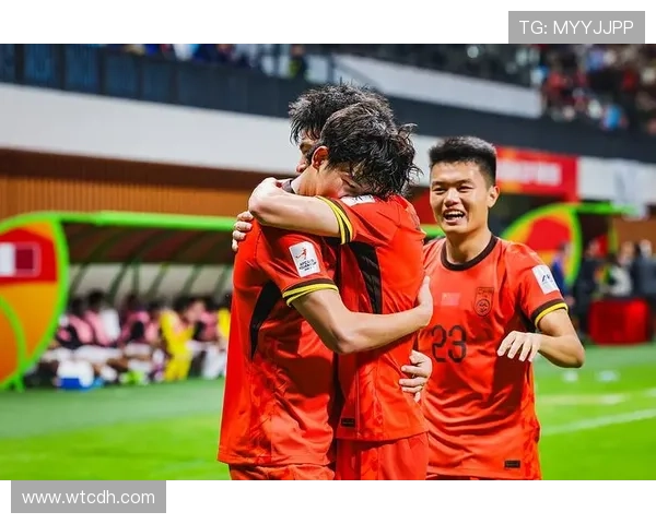 国足主场鏖战逆转取胜 球迷热情高涨展现中国足球新气象