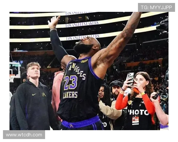 詹姆斯迎来新赛季挑战 湖人队锋线组合重磅升级 力争冲击总冠军